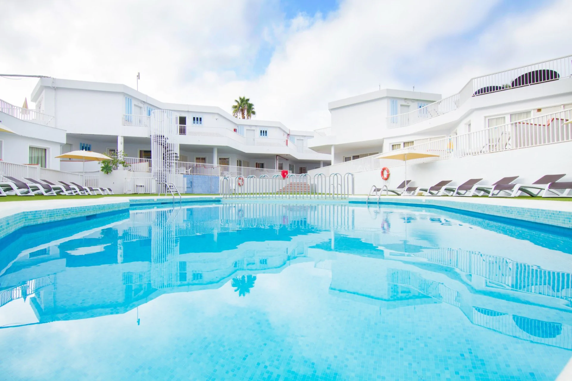 pool of Checkin Bungalows Atlántida hotel